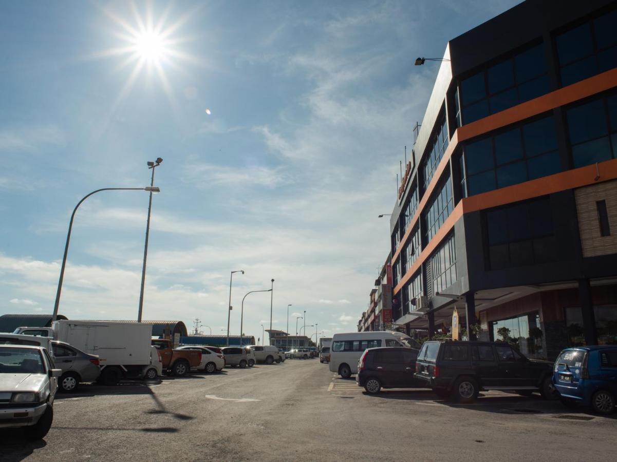 Capital O 90083 Riverfront Inn Bintulu Exterior photo
