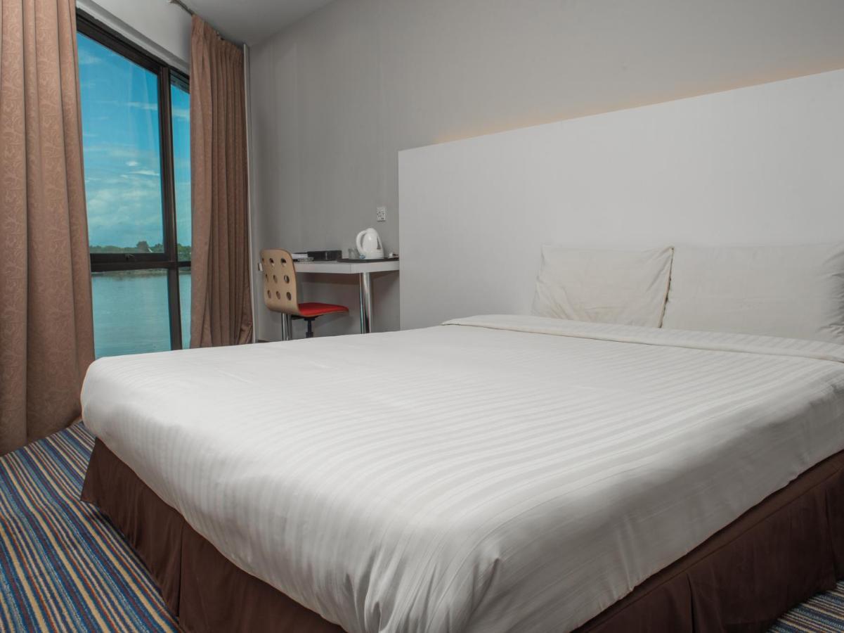 Capital O 90083 Riverfront Inn Bintulu Exterior photo